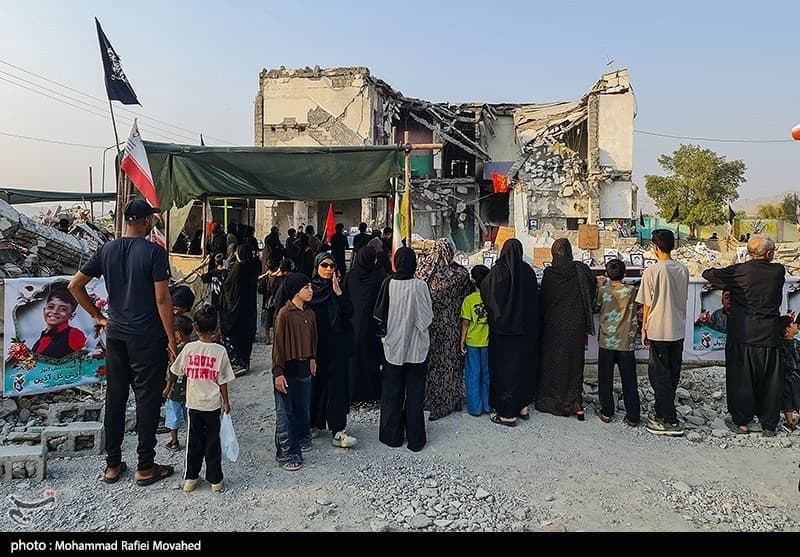 حرکت دسته خانواده شهدای میناب برای وداع با آقای شهید ایران