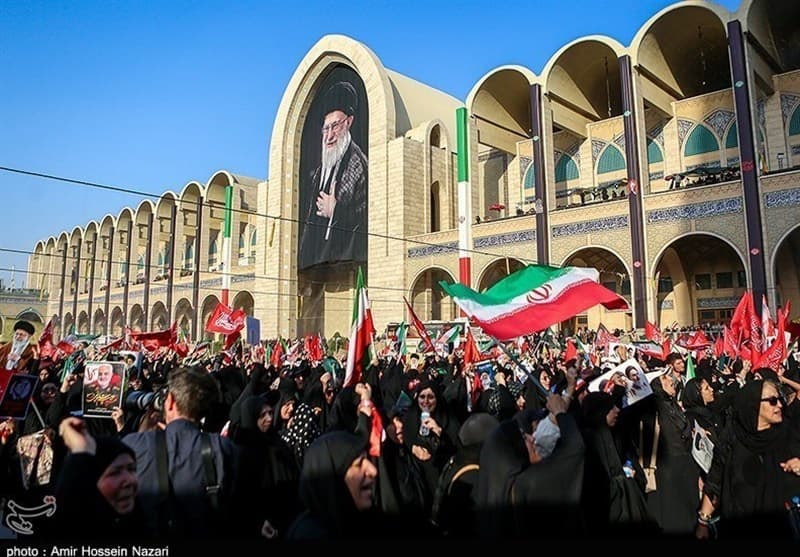 ببینید| حیاط اصلی مصلی ساعاتی پیش از اقامه نماز تکمیل شد