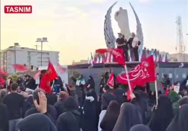 ببینید| نمایی از میدان انقلاب تهران با نماد مشت گره کرده رهبر شهید