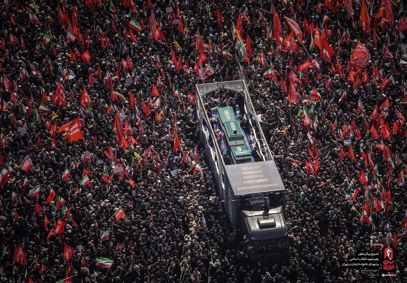 نمایی هوایی از خودروی حامل پیکر امام شهید امت در خیابان آزادی