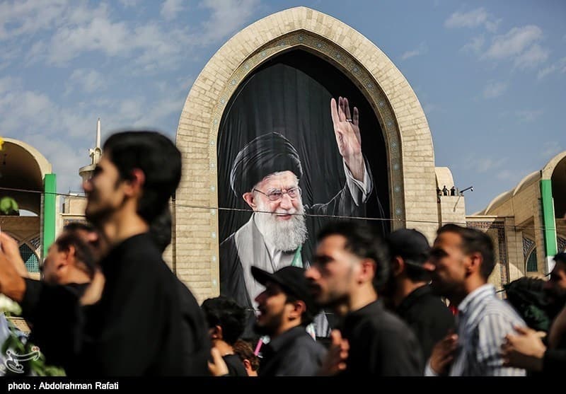 قابی ماندگار از پیکر مطهر رهبر شهید در مصلی امام خمینی(ره)