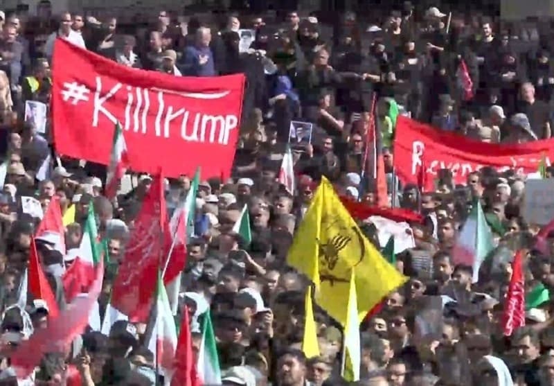 پرچم کشتن ترامپ در مراسم وداع با رهبر شهید