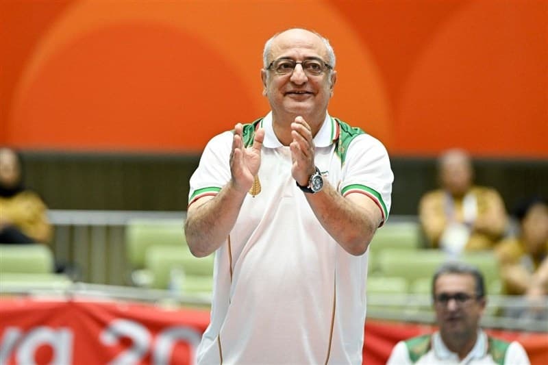 هادی رضایی در جمع مدرسان برنامه مربیگری جهانی والیبال نشسته