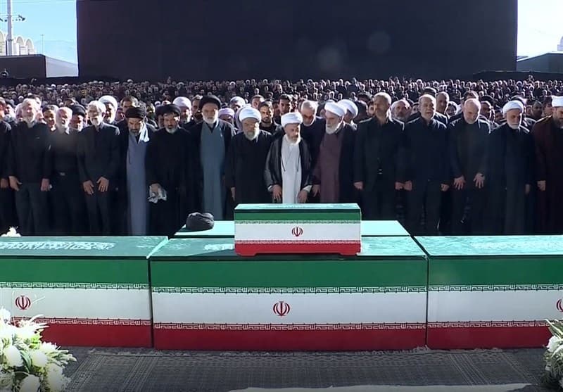 ببینید|اقامه نماز بر پیکر مطهر امام شهید و خانواده ایشان