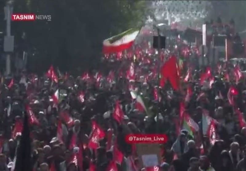 ببینید| صف جمعیت در تشییع رهبر شهید انقلاب انتها ندارد...