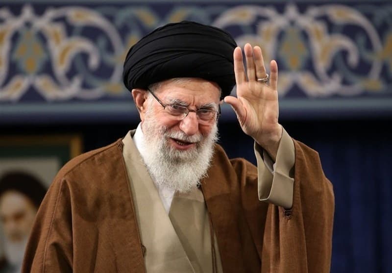 خودروی حامل پیکر امام شهید از خیابان آزادی به سمت غرب حرکت می‌کند