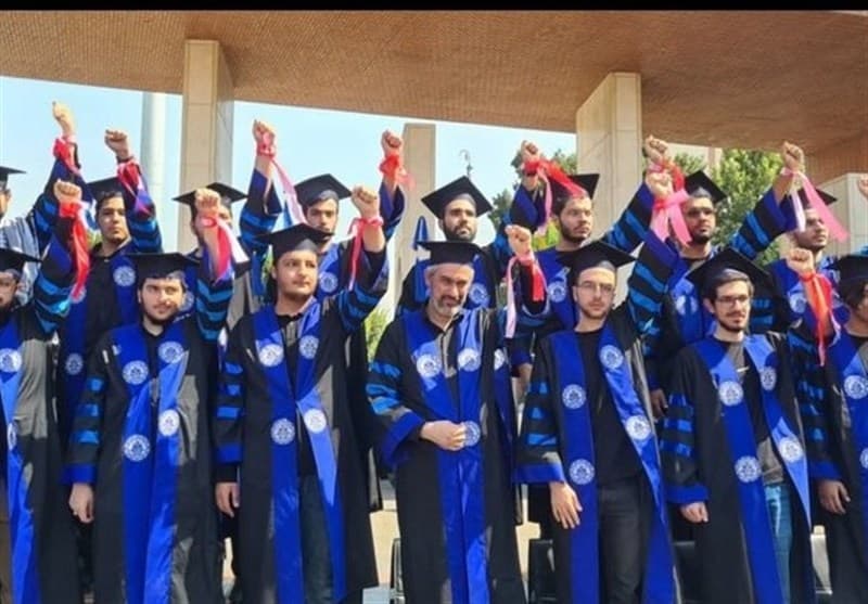 حضور وزیر اقتصاد همراه با دانشجویان دانشگاه شریف در مراسم تشییع