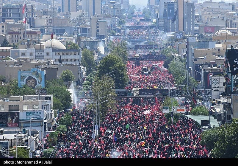 خودروی حامل پیکر مطهر رهبر شهید انقلاب در میدان آزادی متوقف شده است