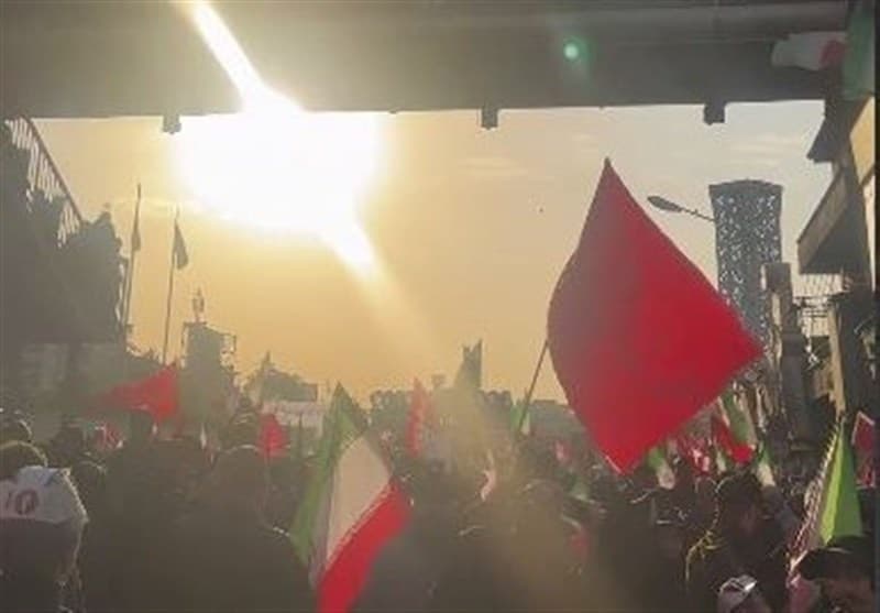 ببینید|حضور پرشمار مردم در میدان امام حسین در لحظات آغاز مراسم تشییع