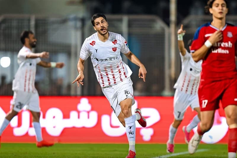 پرسپولیس صدر جدول را از سپاهان پس گرفت