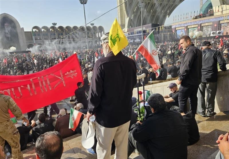 عصایی که هنوز در میدان ایستاده است